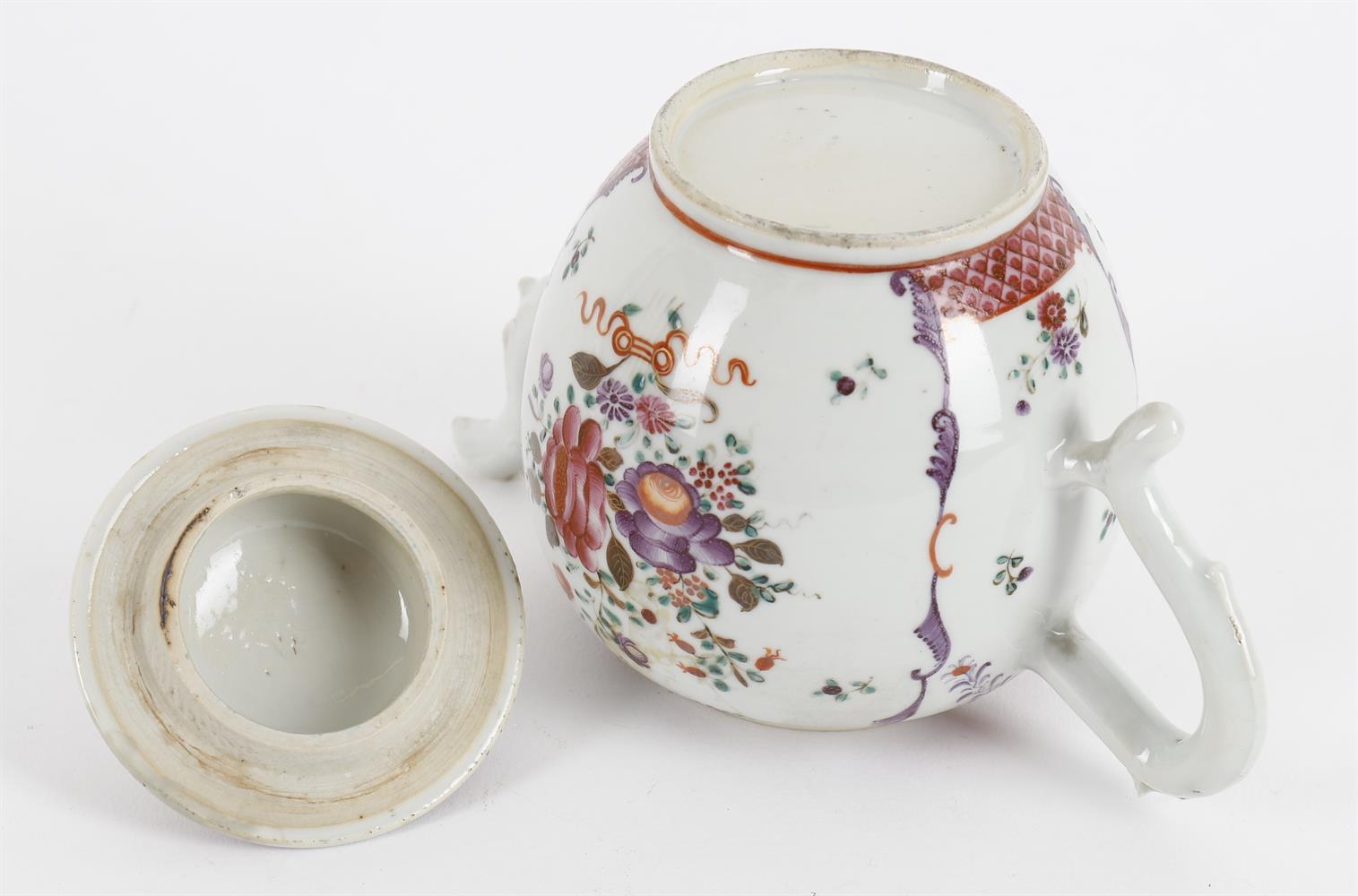 An 18th century Chinese export porcelain teapot and cover - Image 4 of 9