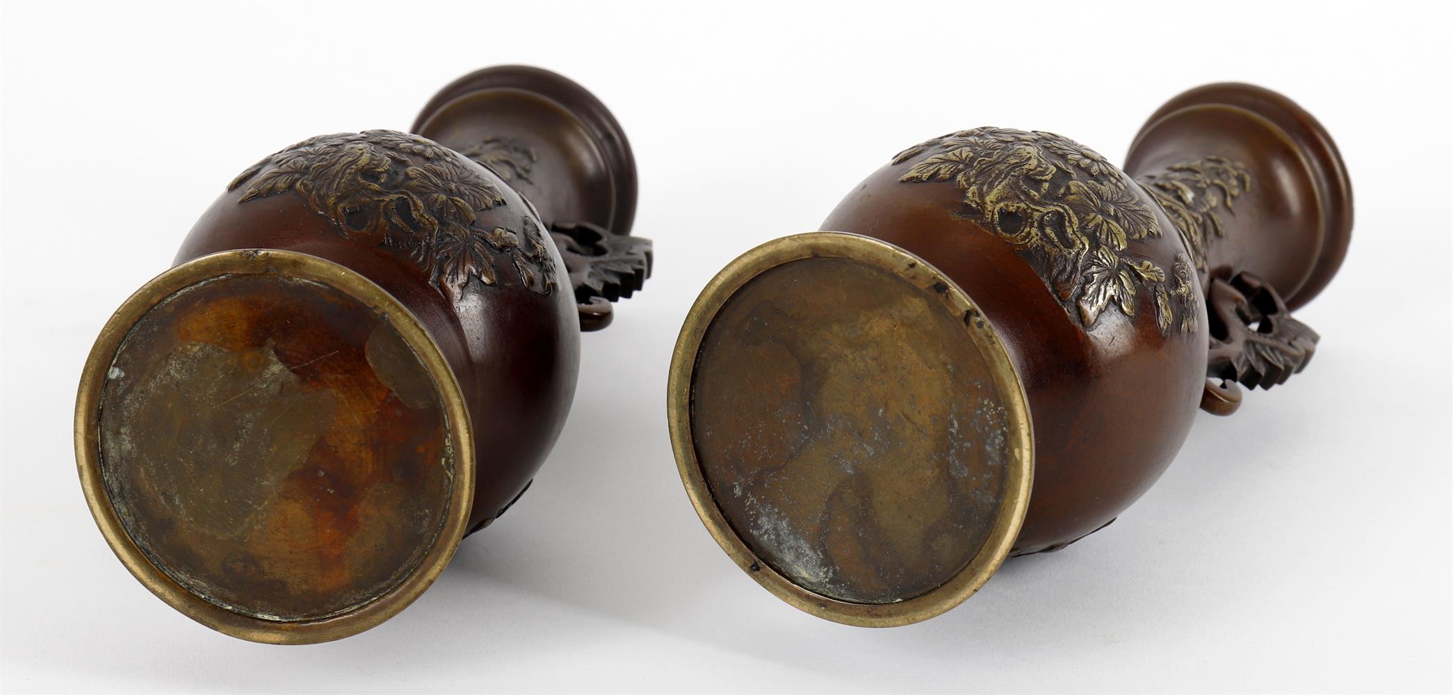 A pair of Japanese bronze vases - Image 3 of 5