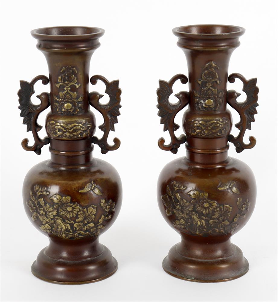 A pair of Japanese bronze vases - Image 2 of 5