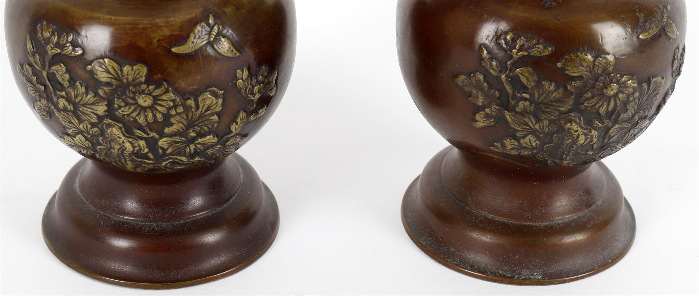 A pair of Japanese bronze vases - Image 5 of 5