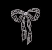 An Edwardian diamond and platinum bow brooch/pendant