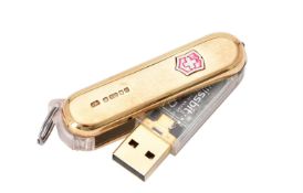 An 18 carat gold mounted Victorinox 'Swiss Army knife' USB memory stick