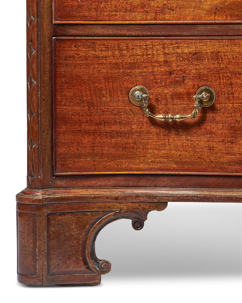 A GEORGE III MAHOGANY SERPENTINE COMMODE, IN THE MANNER OF THOMAS CHIPPENDALE - Image 3 of 11