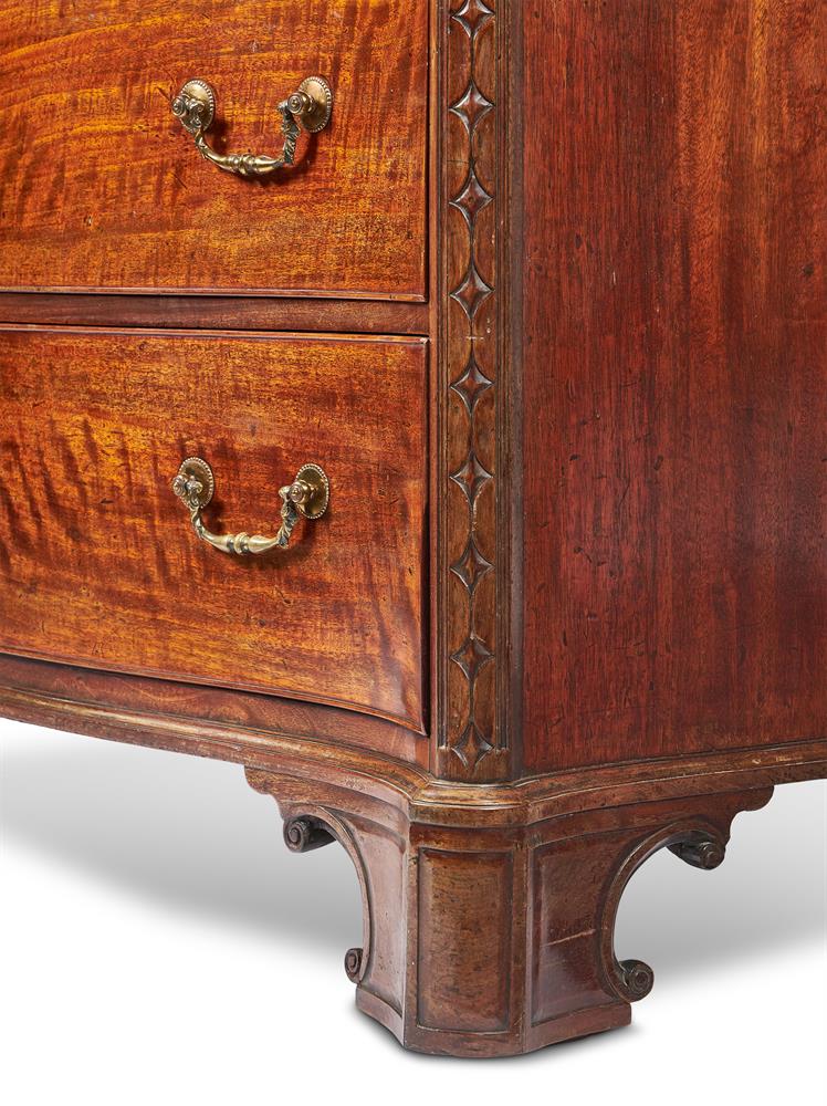 A GEORGE III MAHOGANY SERPENTINE COMMODE, IN THE MANNER OF THOMAS CHIPPENDALE - Image 5 of 11