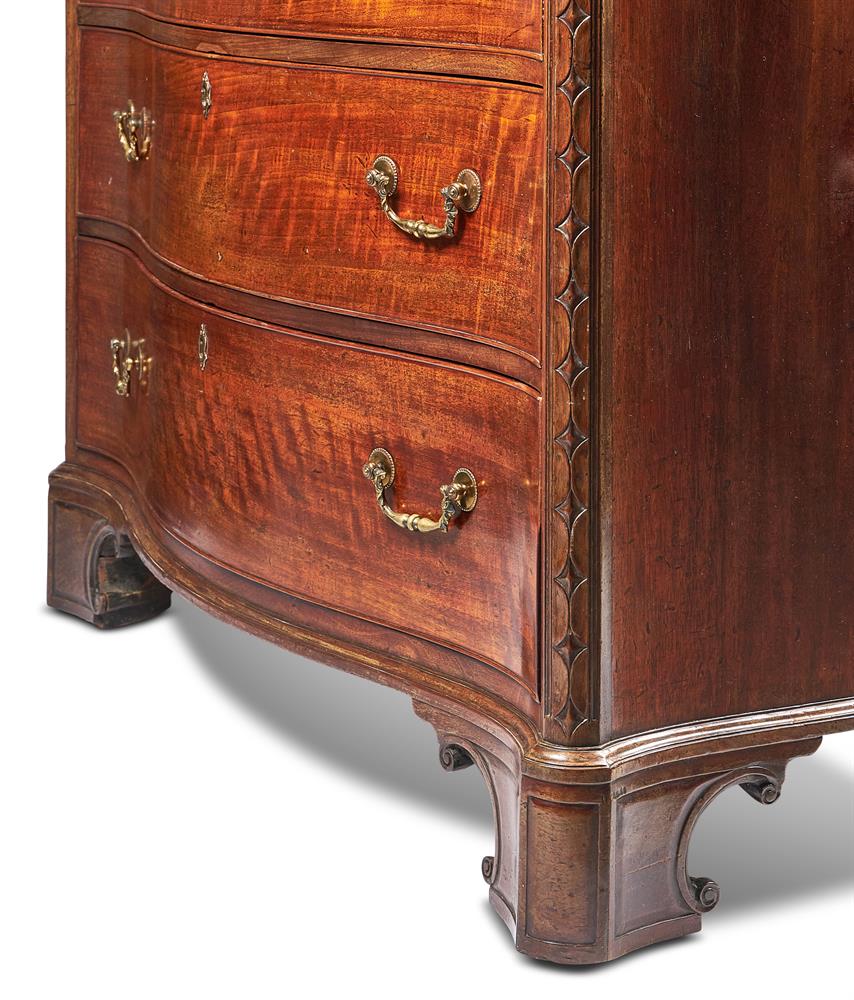 A GEORGE III MAHOGANY SERPENTINE COMMODE, IN THE MANNER OF THOMAS CHIPPENDALE - Image 7 of 11