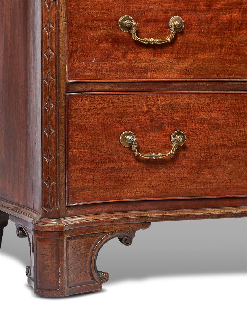 A GEORGE III MAHOGANY SERPENTINE COMMODE, IN THE MANNER OF THOMAS CHIPPENDALE - Image 6 of 11