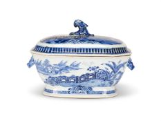 A CHINESE EXPORT PORCELAIN TUREEN AND COVER