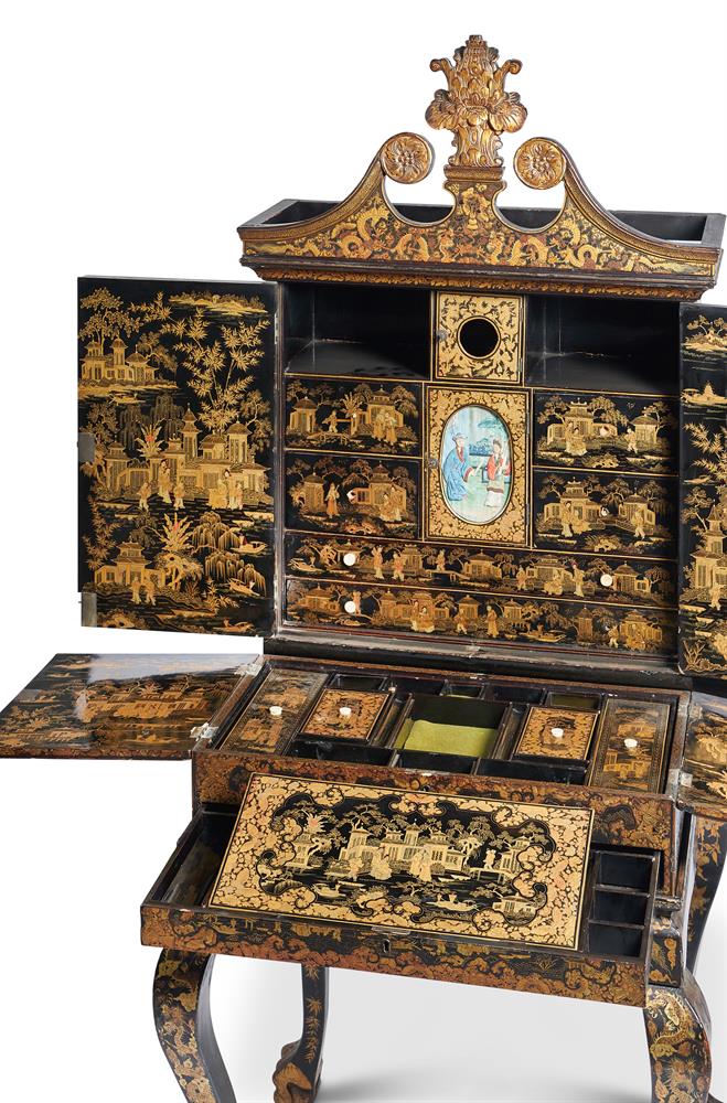 A CHINESE EXPORT BLACK AND GILT LACQUER CABINET, EARLY 19TH CENTURY - Image 7 of 12