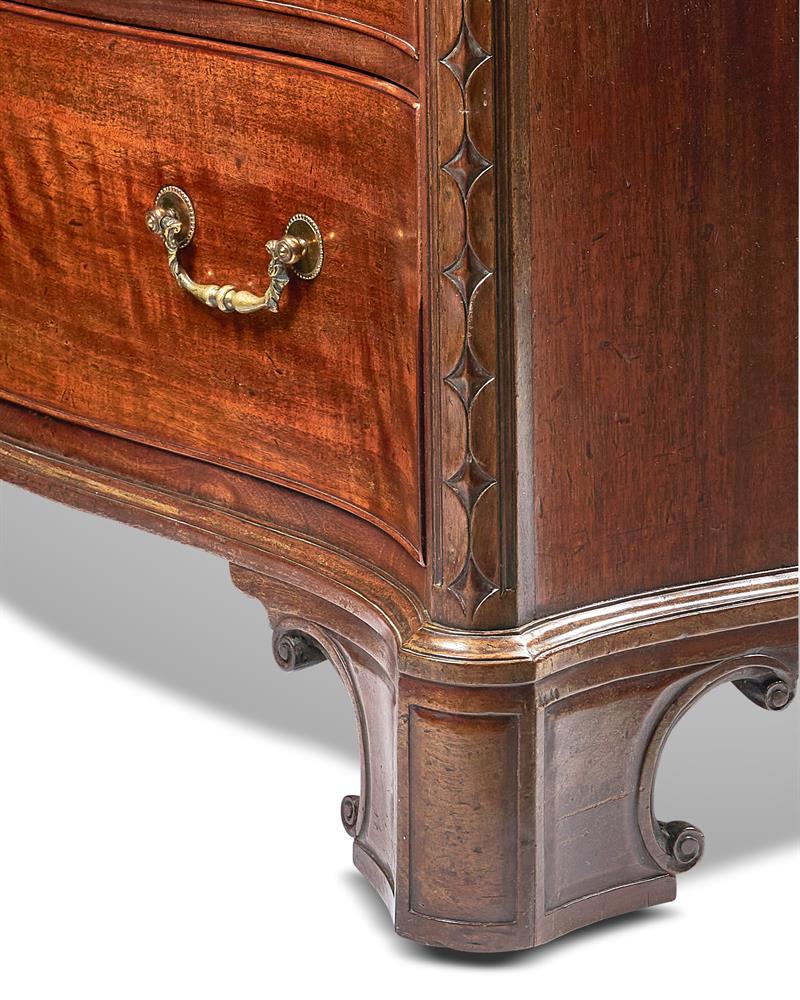 A GEORGE III MAHOGANY SERPENTINE COMMODE, IN THE MANNER OF THOMAS CHIPPENDALE - Image 8 of 11