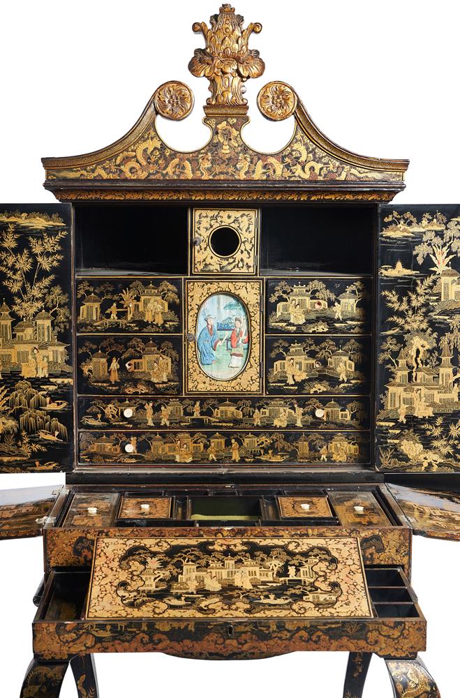 A CHINESE EXPORT BLACK AND GILT LACQUER CABINET, EARLY 19TH CENTURY - Image 6 of 12