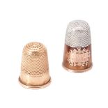 Y A gold coloured thimble