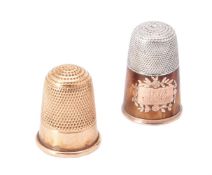 Y A gold coloured thimble