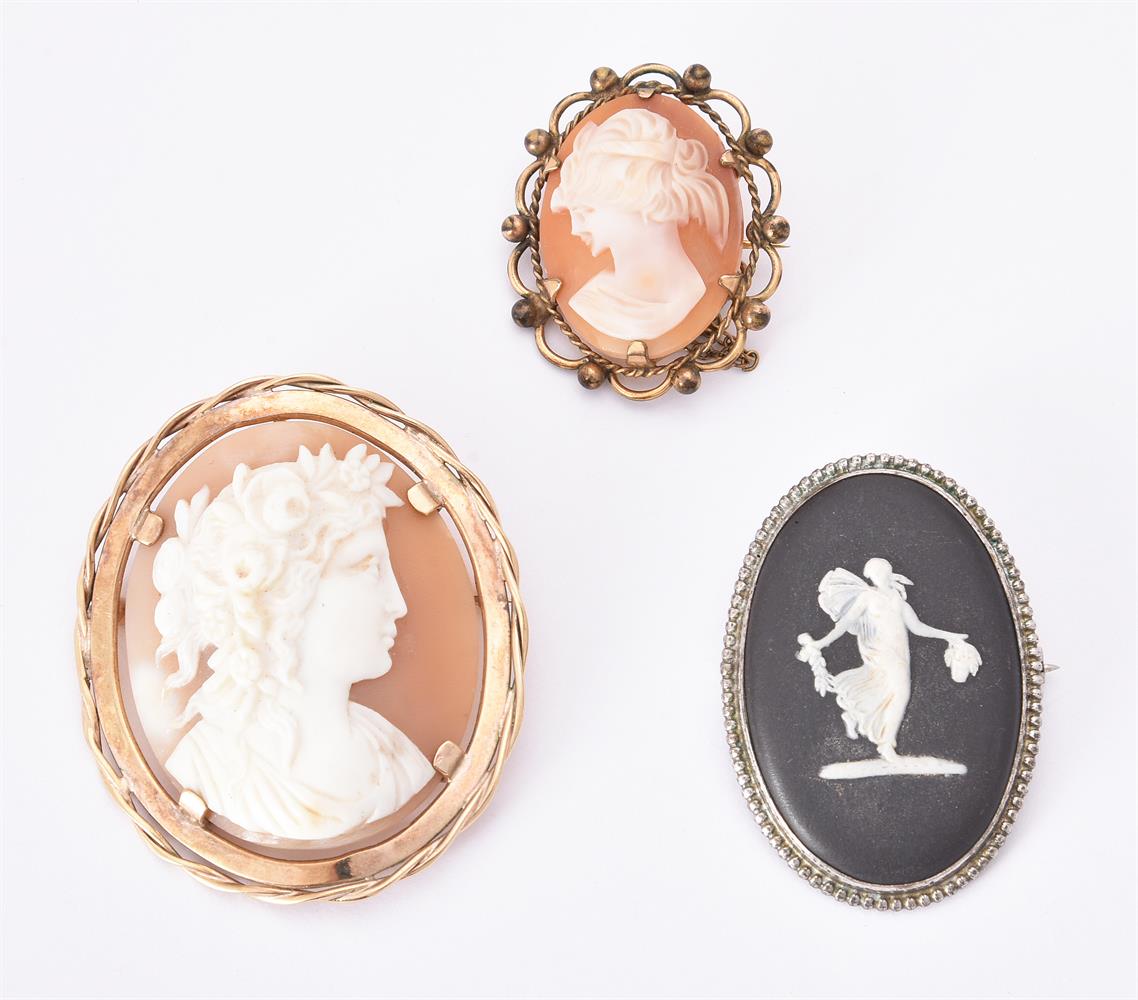 A shell cameo brooch