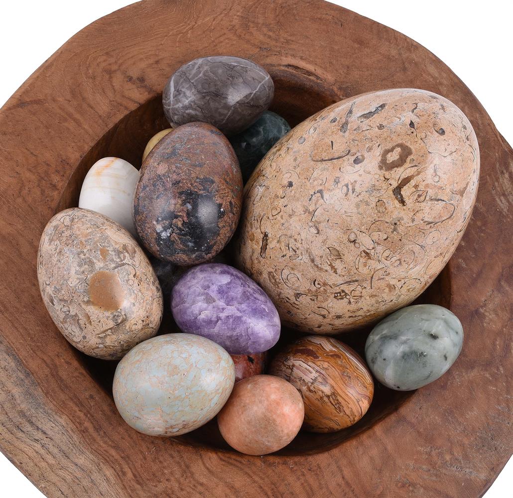 A collection of fourteen specimen marble and stone eggs - Image 3 of 3