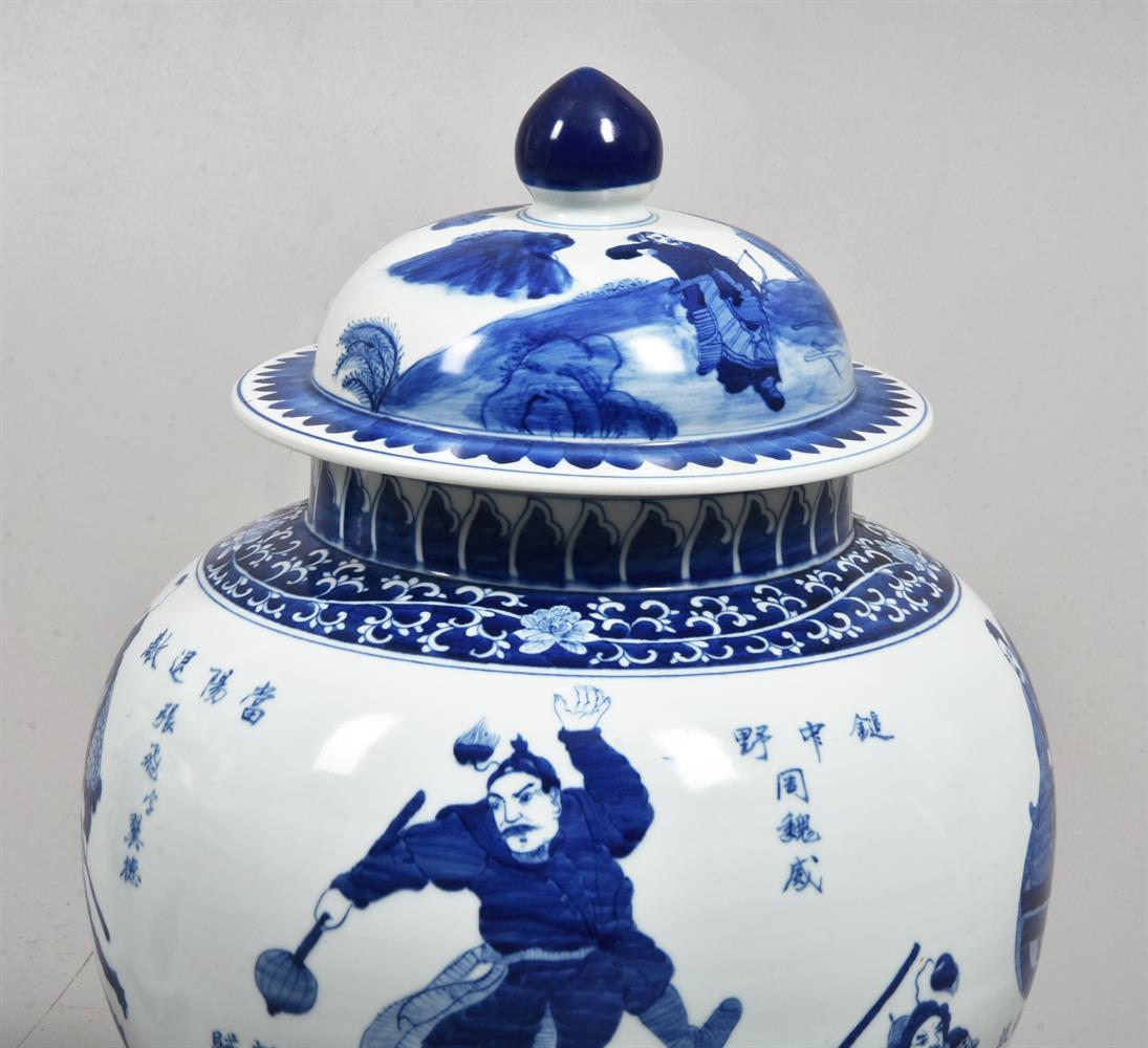 A pair of large Chinese blue and white jars and covers - Image 2 of 3