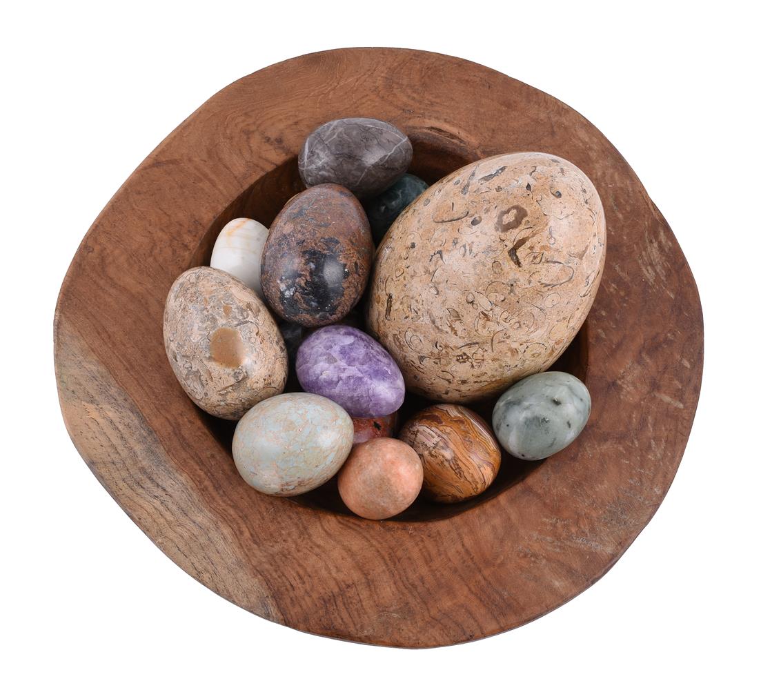 A collection of fourteen specimen marble and stone eggs - Image 2 of 3