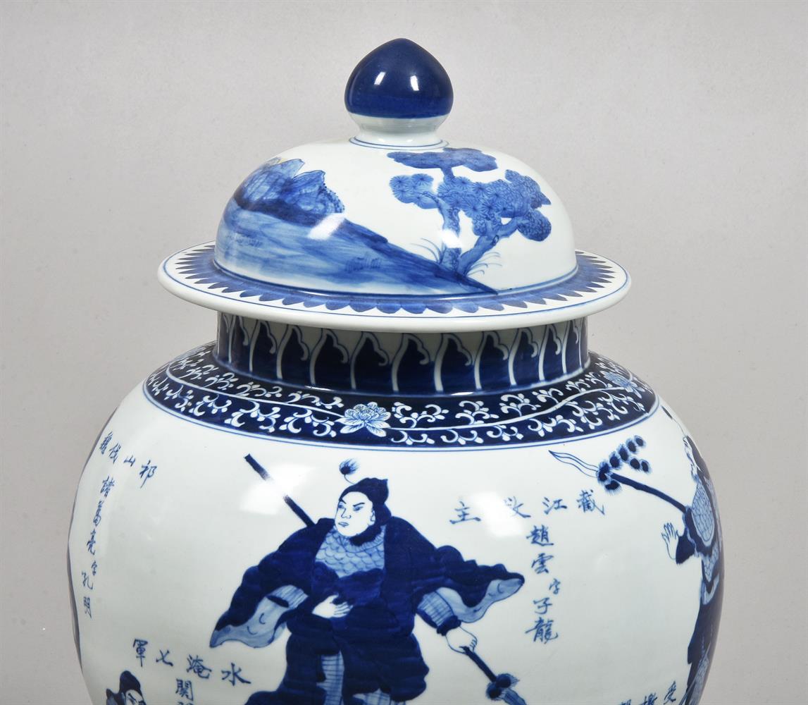 A pair of large Chinese blue and white jars and covers - Image 3 of 3