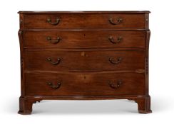 A GEORGE III MAHOGANY SERPENTINE FRONTED CHEST OF DRAWERS IN THE MANNER OF THOMAS CHIPPENDALE