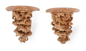 A PAIR OF CARVED GILTWOOD WALL BRACKETS, LATE 18TH OR EARLY 19TH CENTURY