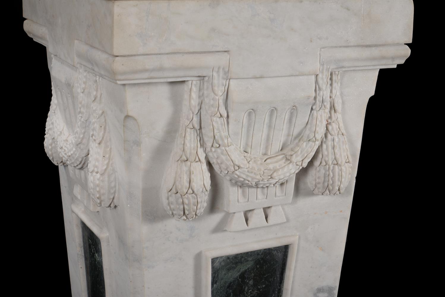 A PAIR OF WHITE MARBLE AND VERDE ANITICO PEDESTAL STANDS, IN THE NEO-CLASSICAL MANNER, 20TH CENTURY - Image 3 of 3