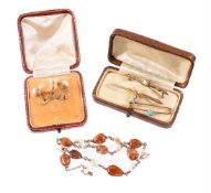 A small collection of antique and later jewellery