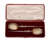 A pair of large Edward VII coronation silver gilt anointing spoons by The Goldsmiths & Silversmiths