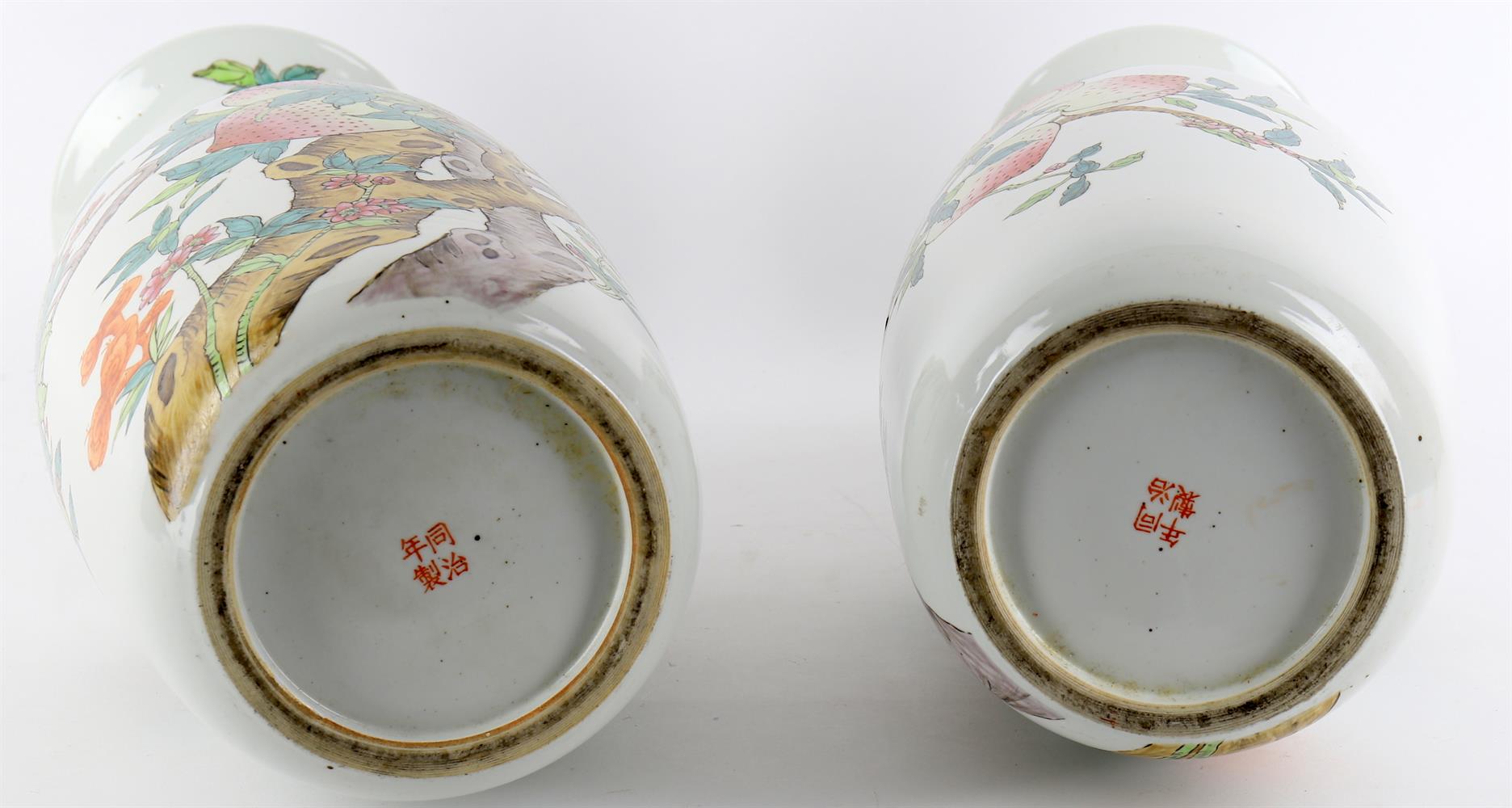 A pair of ChInese Famille Rose Peach vases - Image 3 of 5