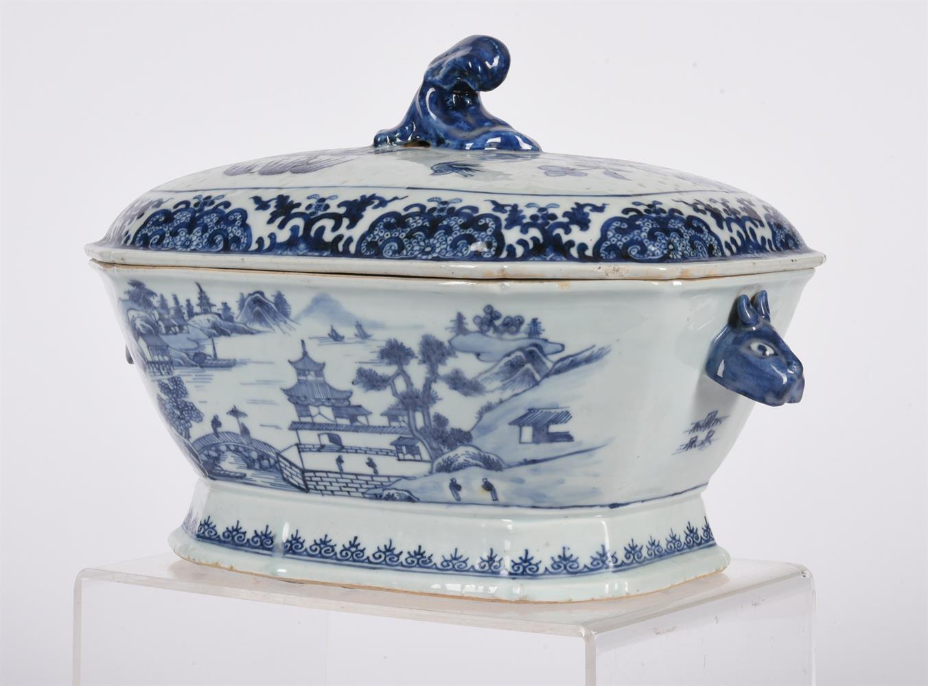 A Chinese Export porcelain blue and white tureen and cover - Image 3 of 4