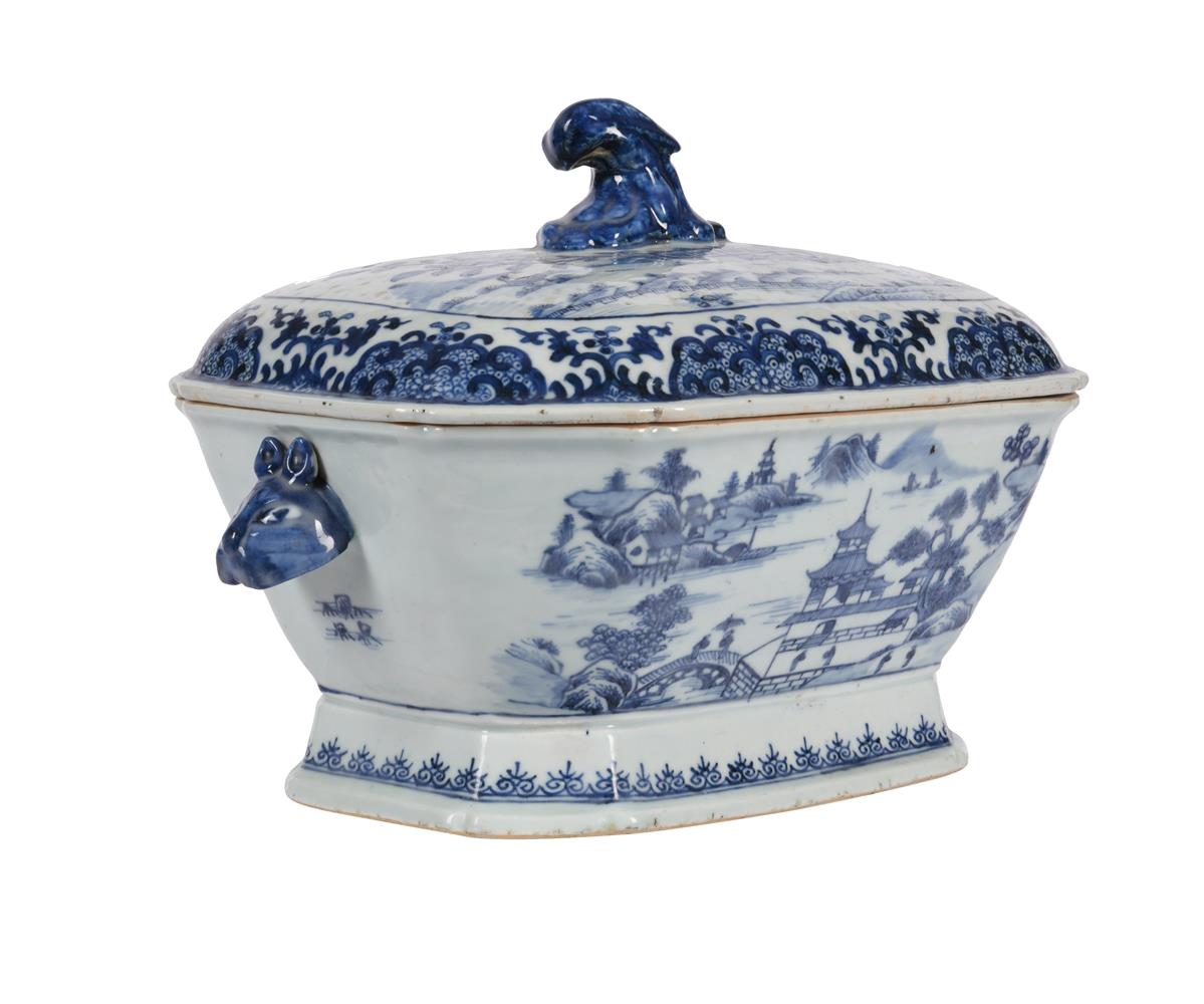 A Chinese Export porcelain blue and white tureen and cover - Image 2 of 4