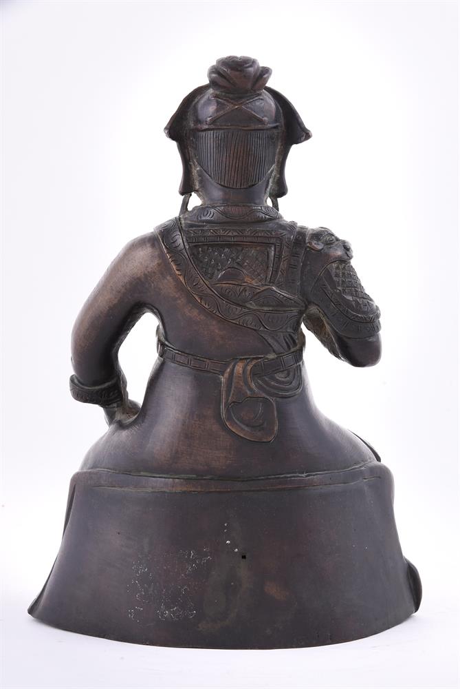 A Chinese bronze figure of Guandi - Image 4 of 6