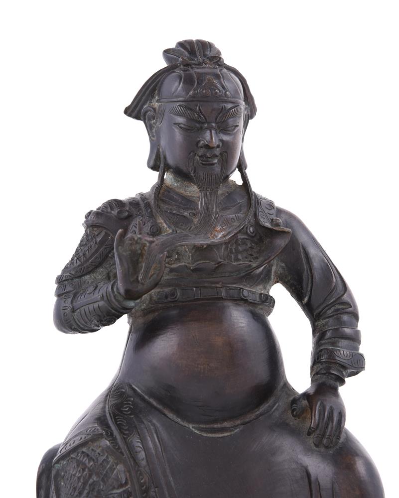 A Chinese bronze figure of Guandi - Image 2 of 6