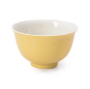 A small Chinese yellow monochrome bowl
