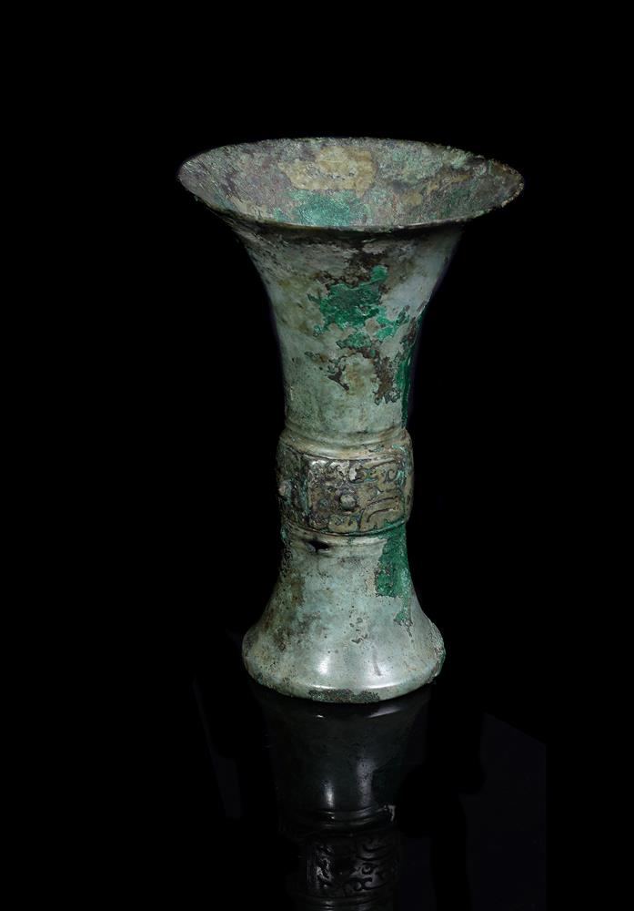 A fine Chinese bronze ritual wine vessel Shang Dynasty 13-14th century BC - Image 2 of 5
