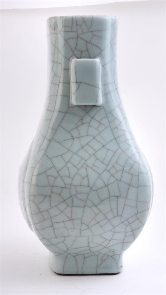 A Guan type crackle-glazed pear-shaped vase - Image 5 of 5