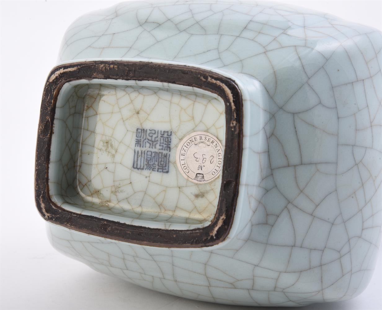 A Guan type crackle-glazed pear-shaped vase - Image 3 of 5