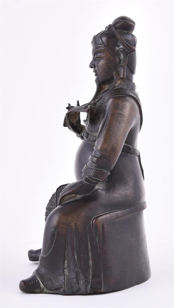 A Chinese bronze figure of Guandi - Image 5 of 6