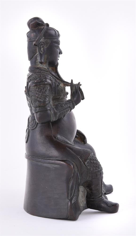 A Chinese bronze figure of Guandi - Image 3 of 6