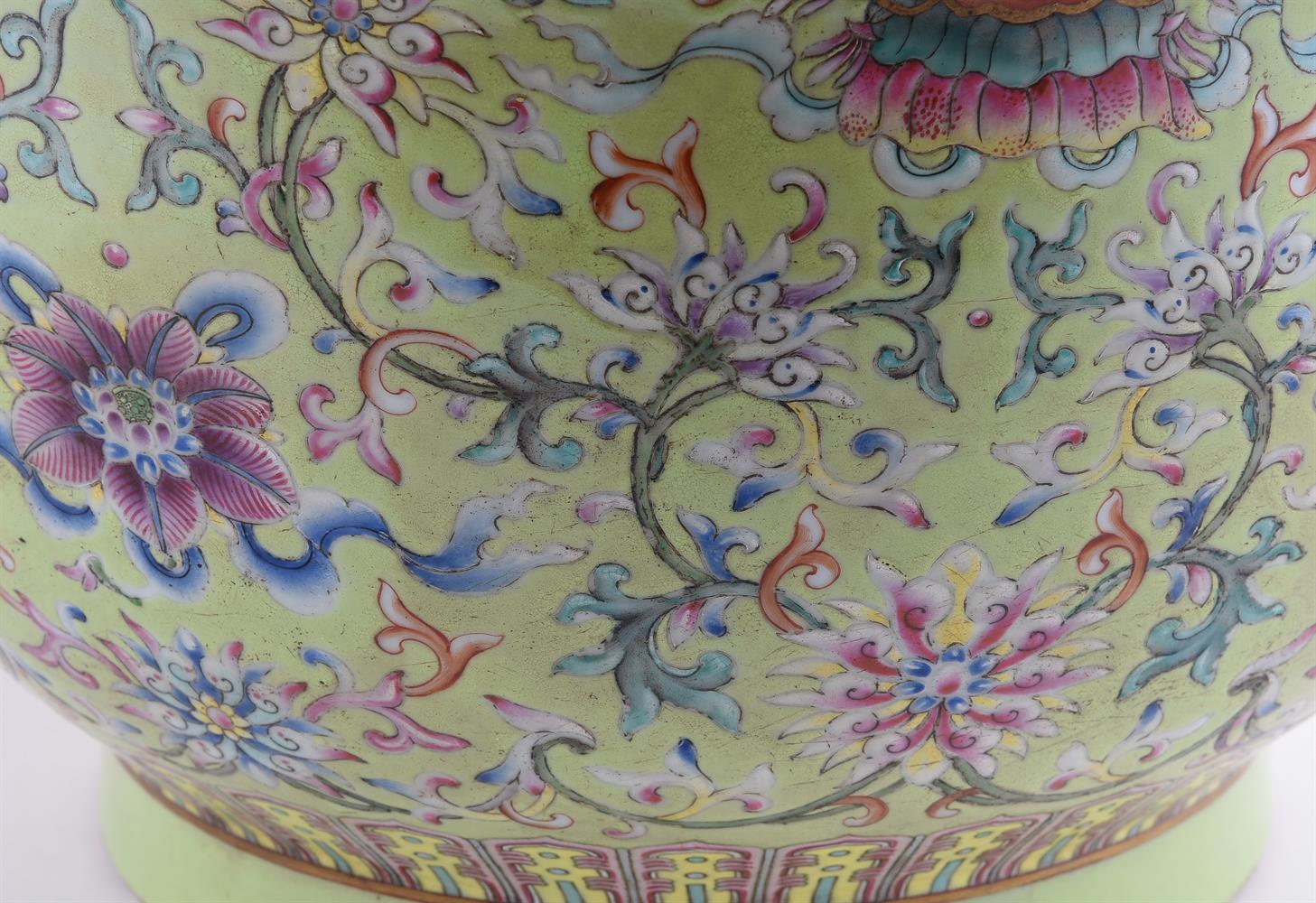 A large Chinese Famille Verte jardinière - Image 3 of 4