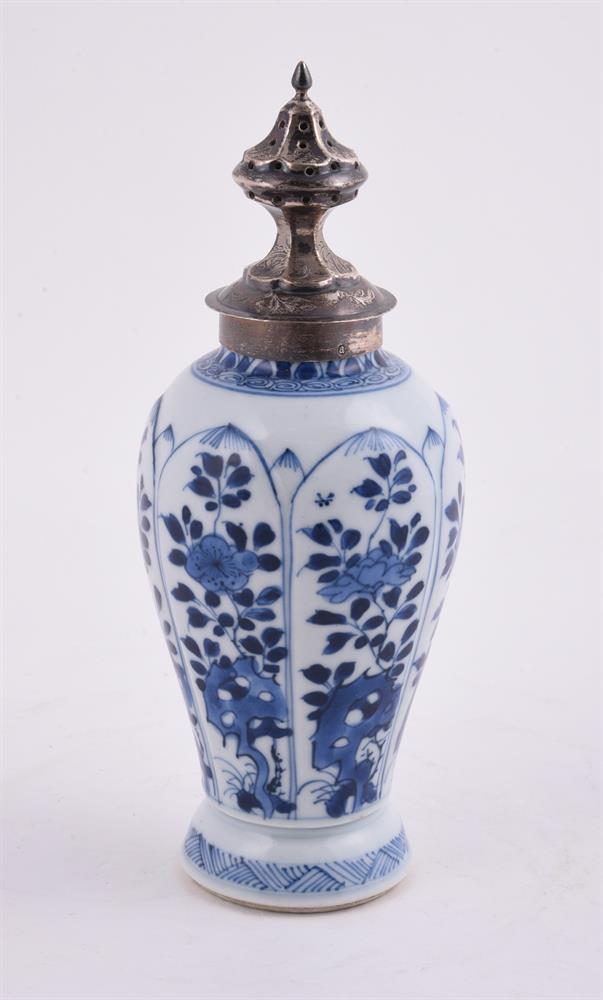 A Chinese blue and white dish - Image 2 of 6