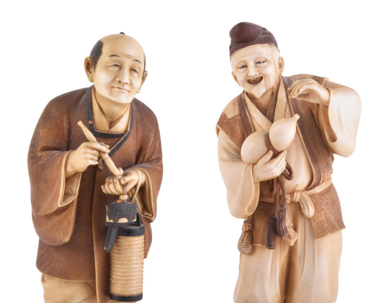 A Japanese Carved Ivory Okimono of an elderly man holding a large double-gourd water bottle - Image 3 of 4