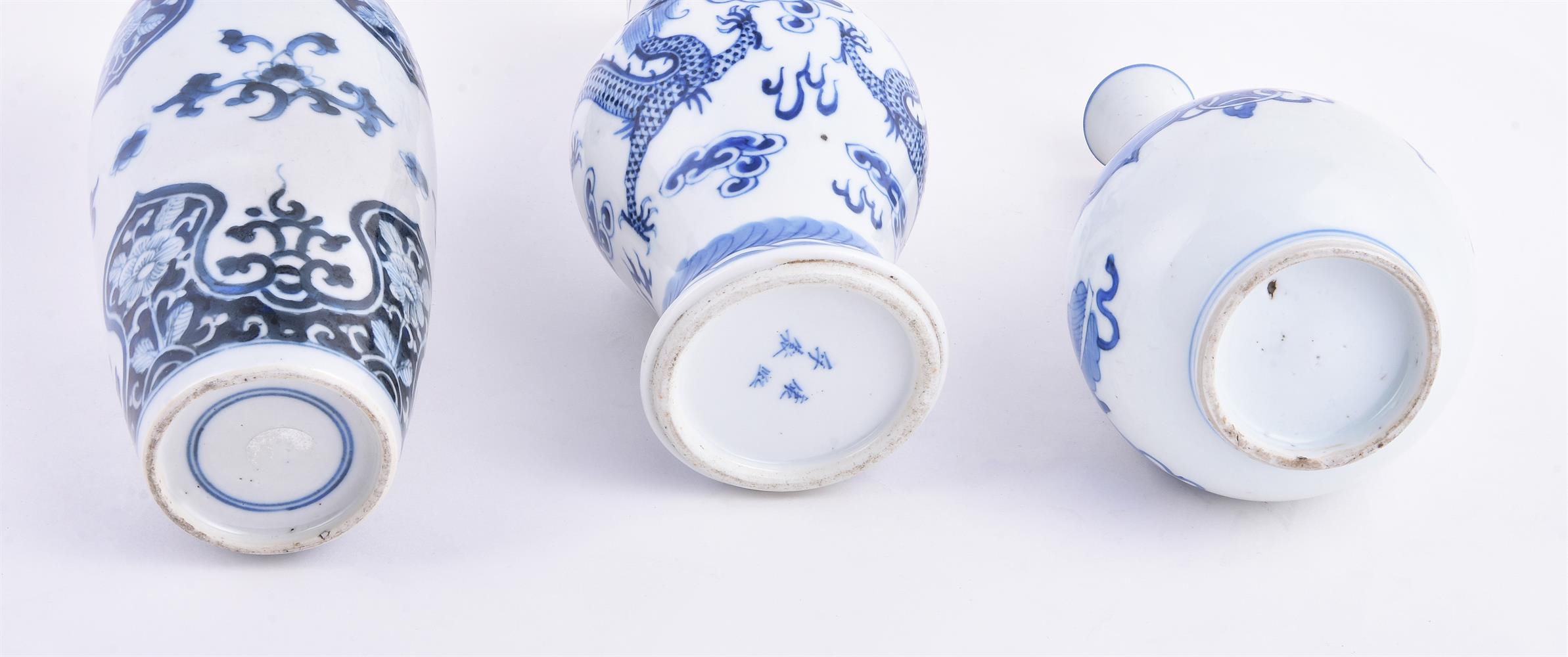 A Chinese blue and white vase - Image 5 of 6