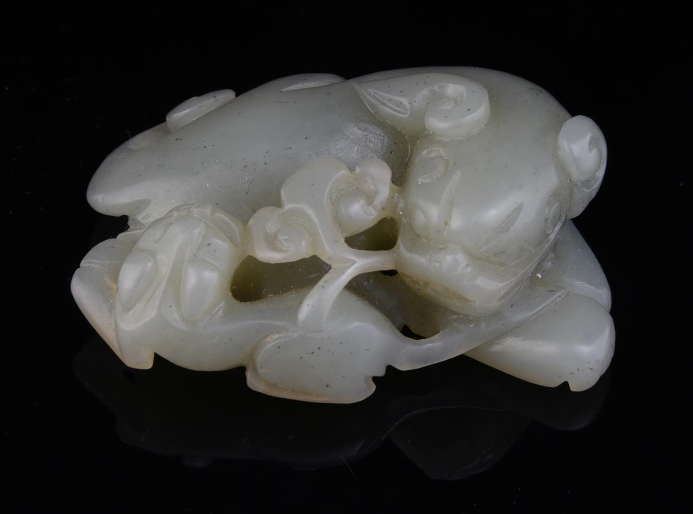 A white jade belt hook and ten other jade carvings and pendants - Image 8 of 19