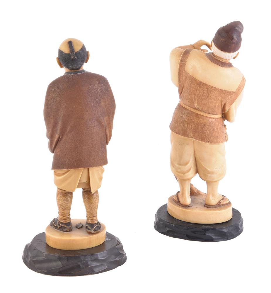 A Japanese Carved Ivory Okimono of an elderly man holding a large double-gourd water bottle - Image 2 of 4