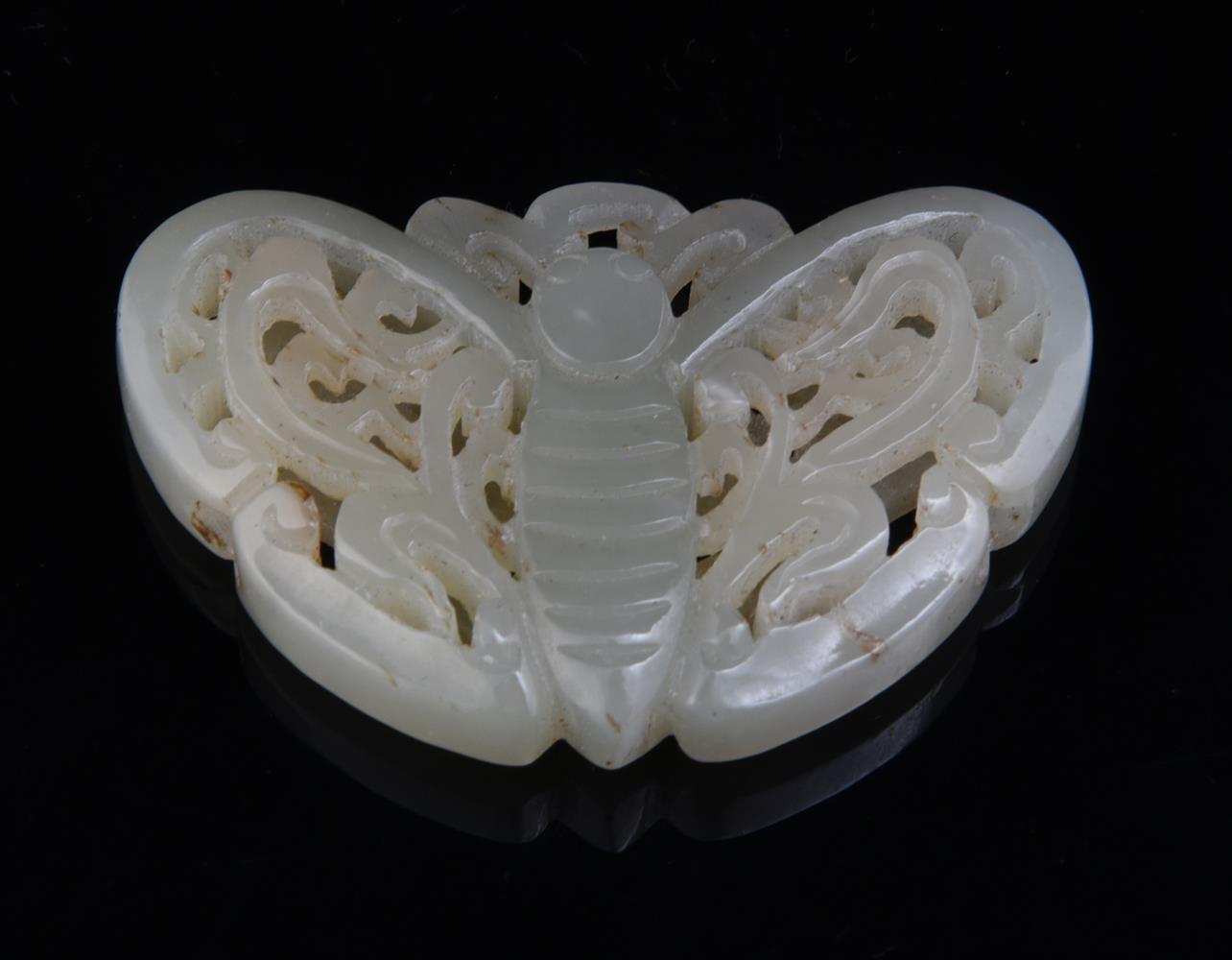 A white jade belt hook and ten other jade carvings and pendants - Image 9 of 19