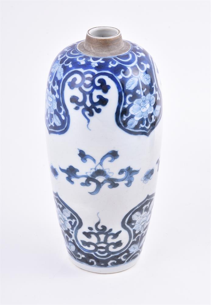 A Chinese blue and white vase - Image 2 of 6