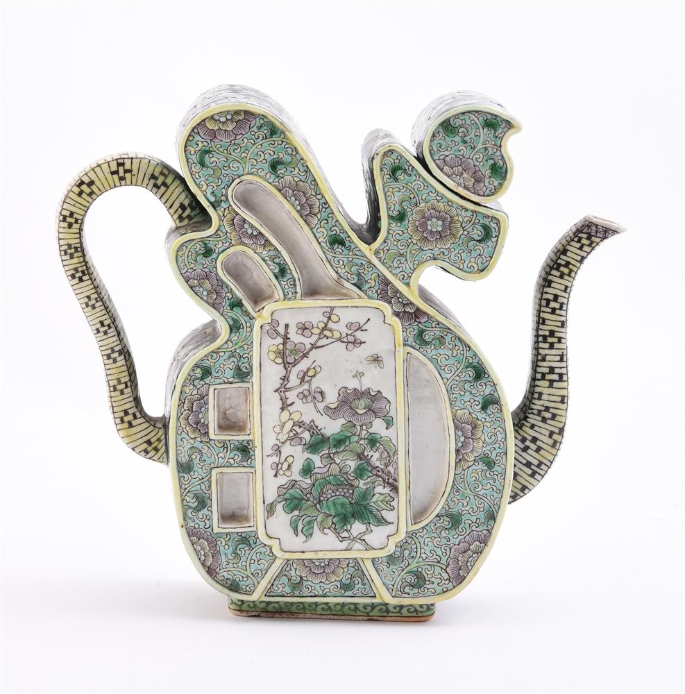 A Chinese famille verte 'fu' wine pot and cover - Image 2 of 7