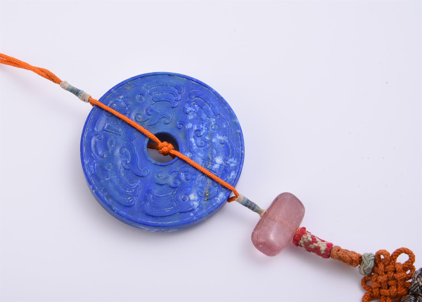 A Chinese carved lapis lazuli disc pendent - Image 3 of 3