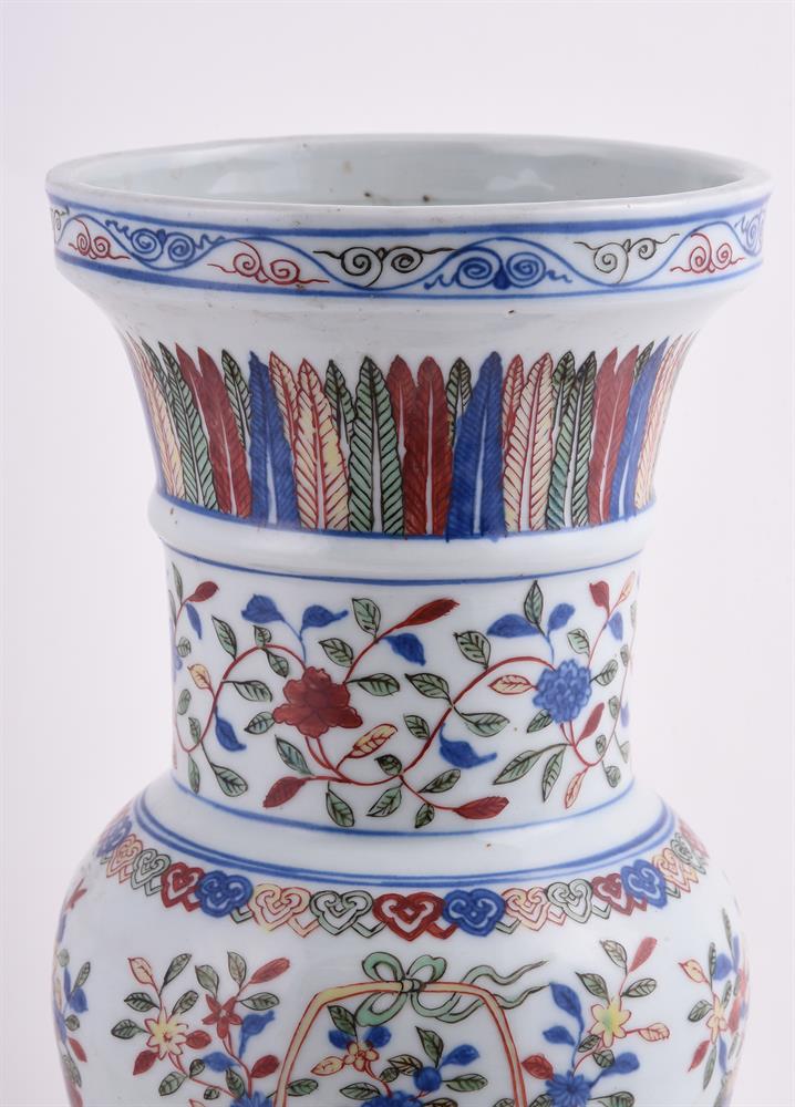 A Chinese Wucai vase - Image 4 of 5