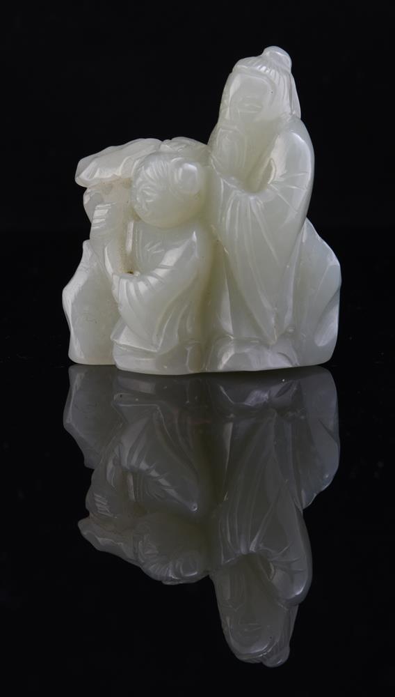 A white jade belt hook and ten other jade carvings and pendants - Image 2 of 19