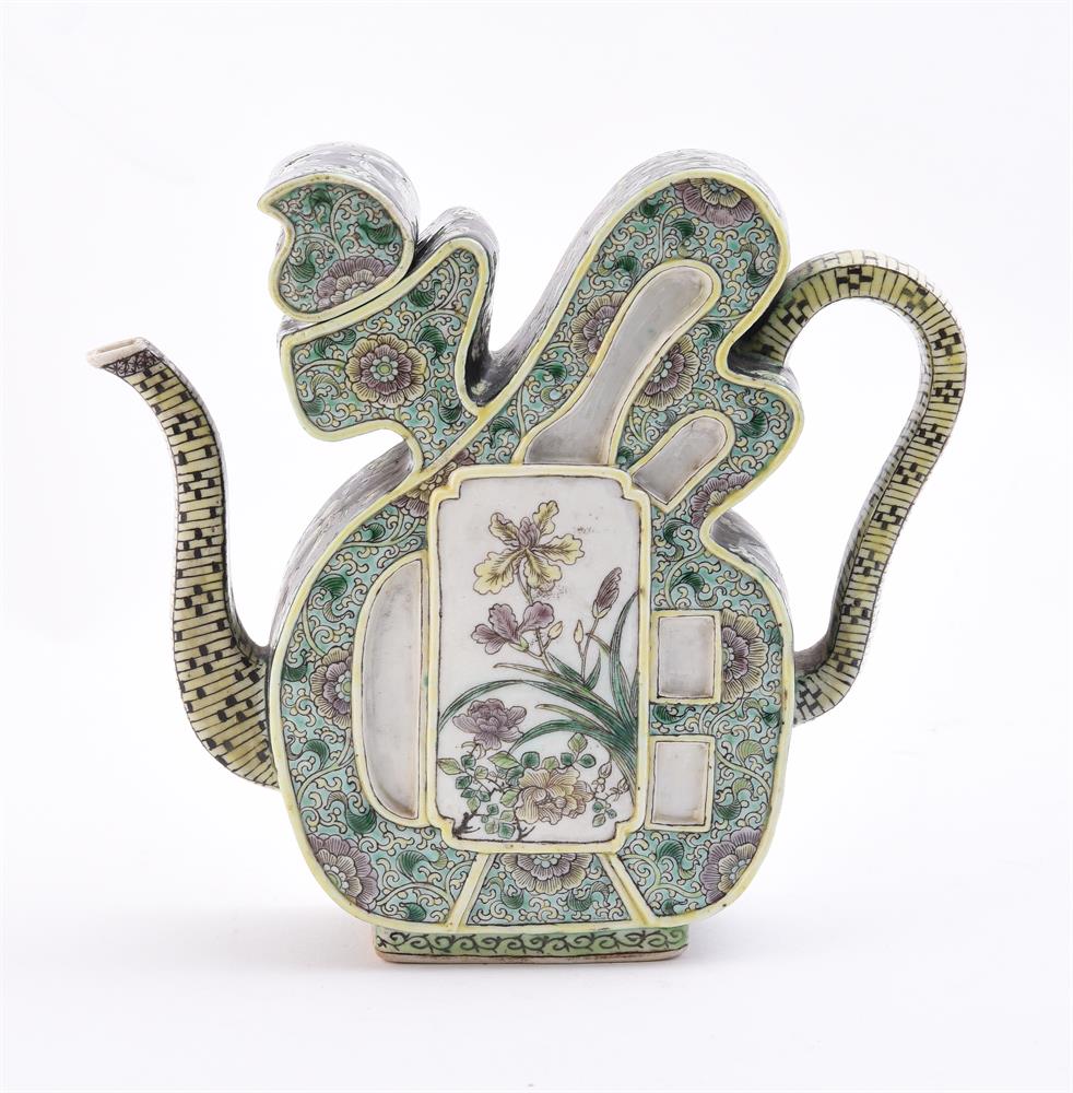 A Chinese famille verte 'fu' wine pot and cover